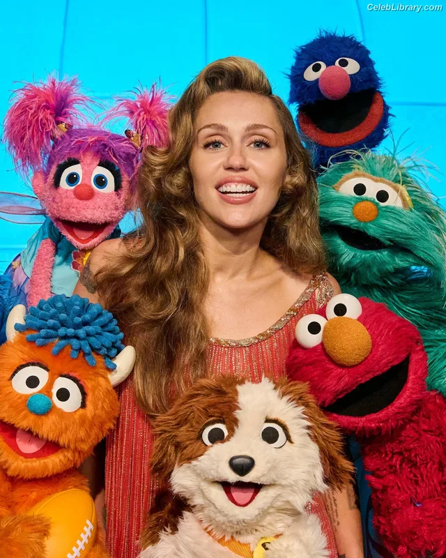 Miley Cyrus photo 21 of 2351