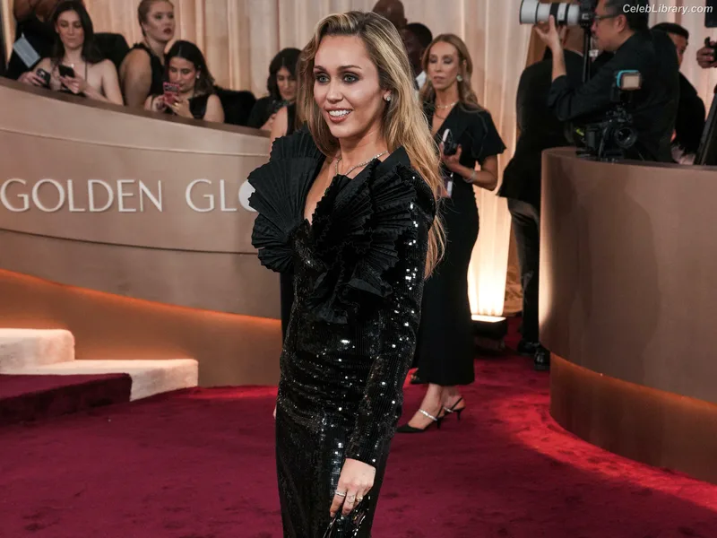 Miley Cyrus photo 2 of 2351