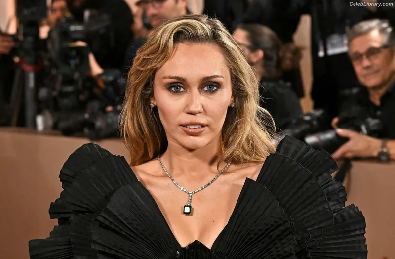 Miley Cyrus photo 4 of 2351