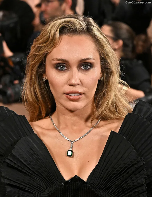 Miley Cyrus photo 5 of 2351
