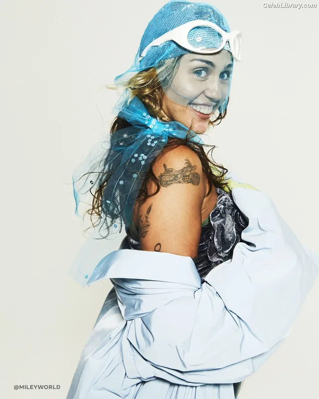 Miley Cyrus photo 8 of 2351
