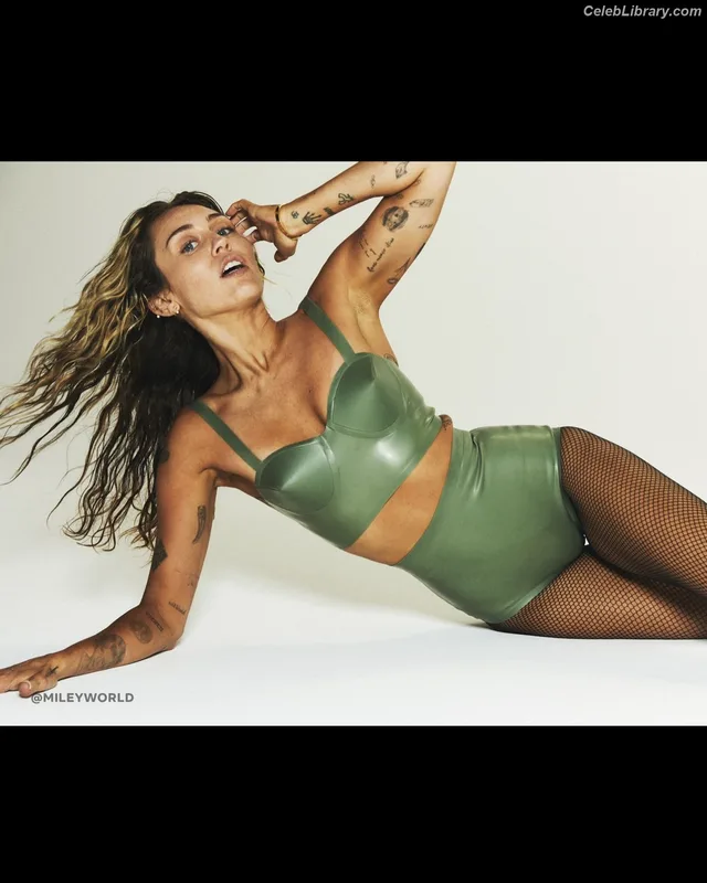 Miley Cyrus photo 14 of 2351