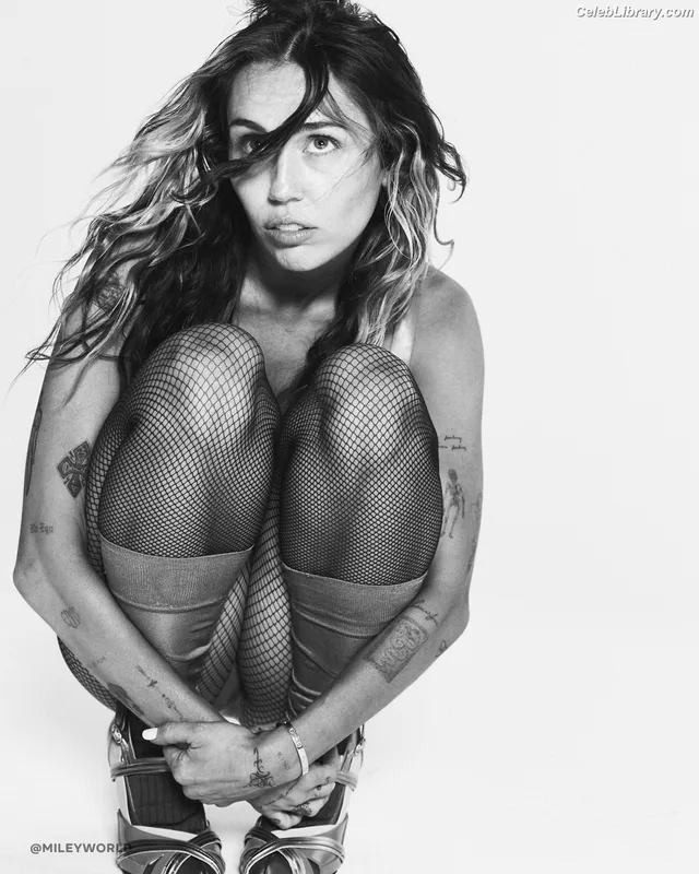 Miley Cyrus photo 15 of 2351