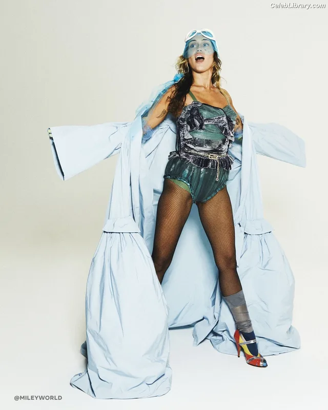 Miley Cyrus photo 21 of 2351