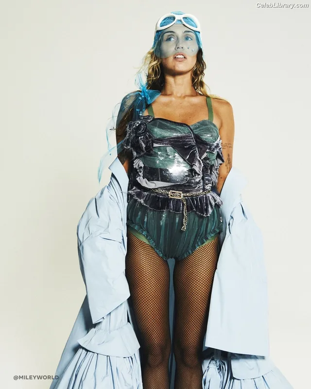 Miley Cyrus photo 22 of 2351