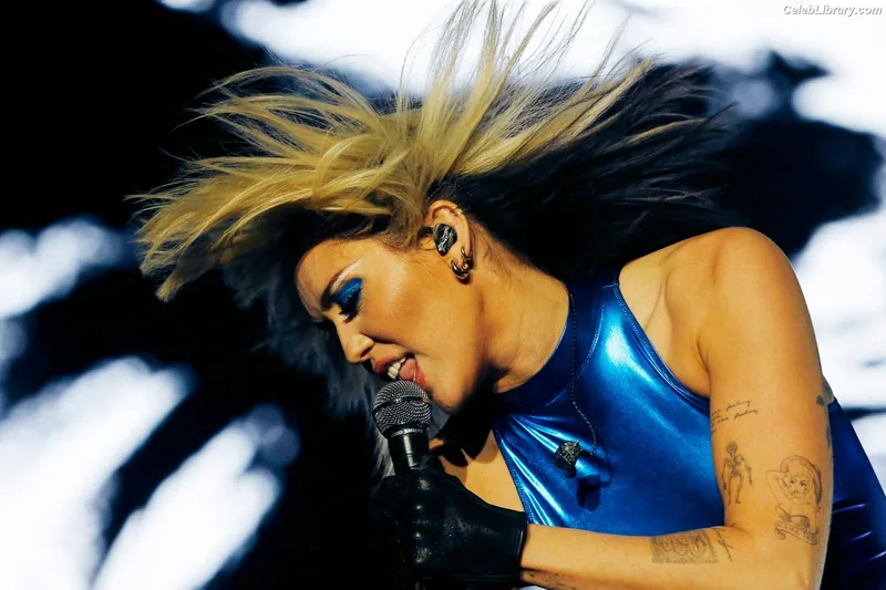 Miley Cyrus photo 11 of 2351