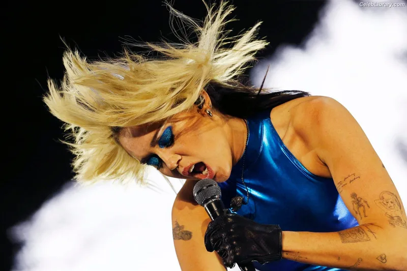 Miley Cyrus photo 12 of 2351
