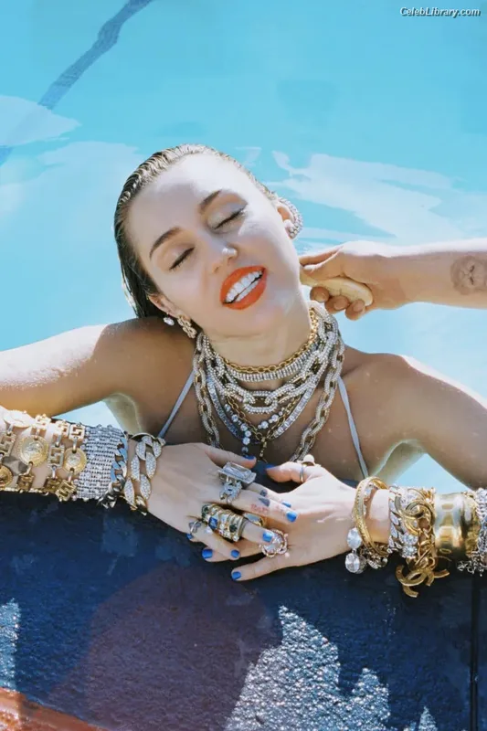 Miley Cyrus photo 19 of 2351