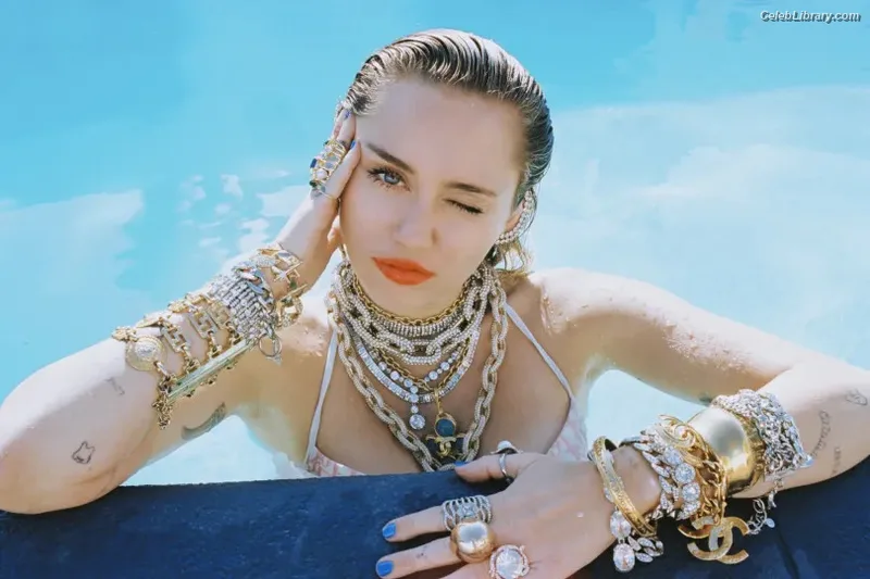 Miley Cyrus photo 23 of 2351