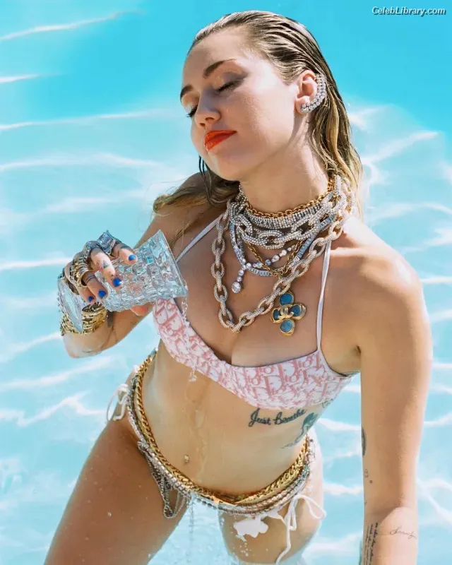 Miley Cyrus photo 1 of 2351