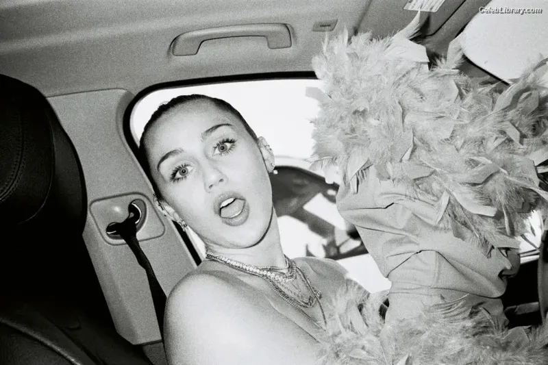 Miley Cyrus photo 2 of 2351