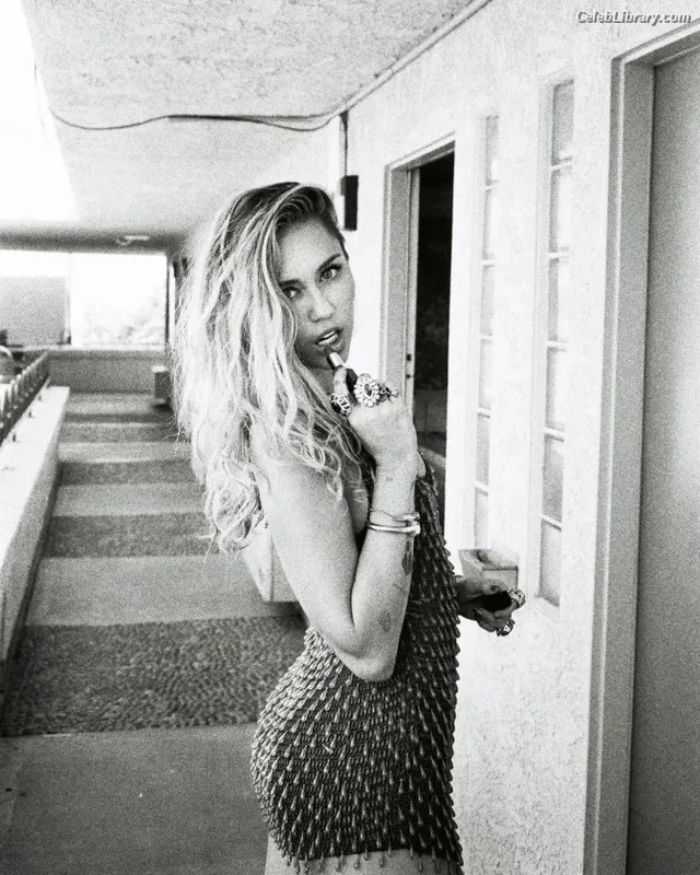 Miley Cyrus photo 4 of 2351