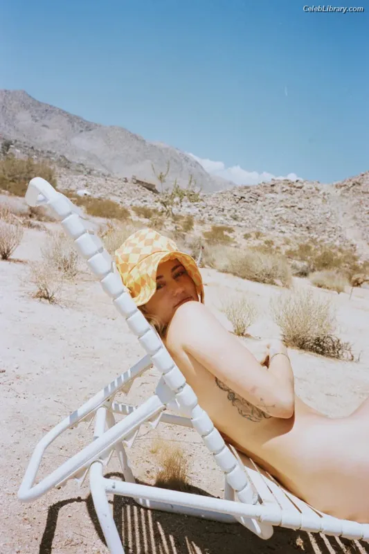 Miley Cyrus photo 5 of 2351