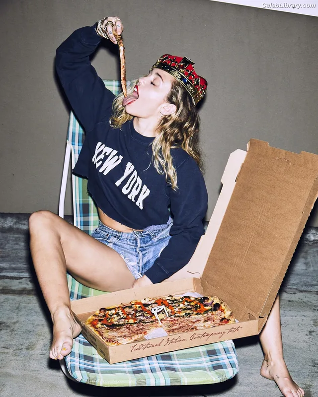 Miley Cyrus photo 20 of 2351