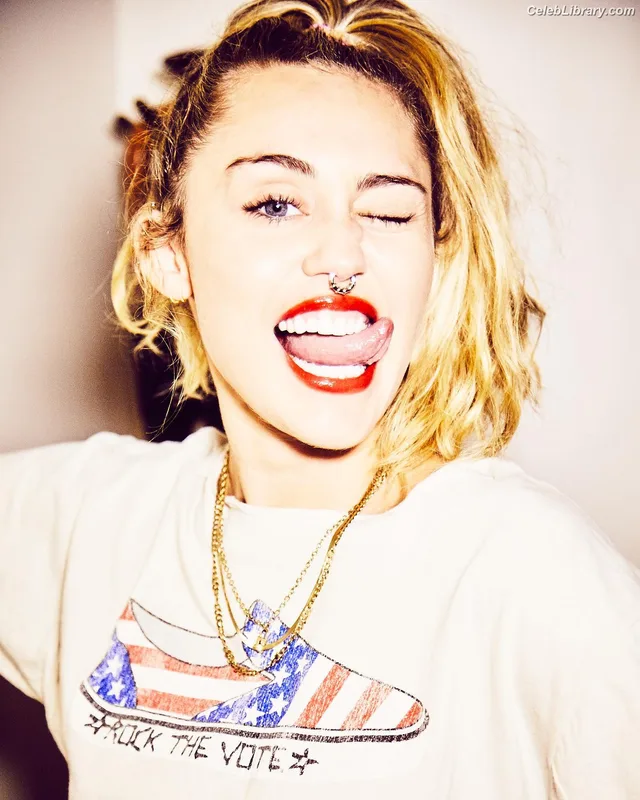 Miley Cyrus photo 1 of 2351