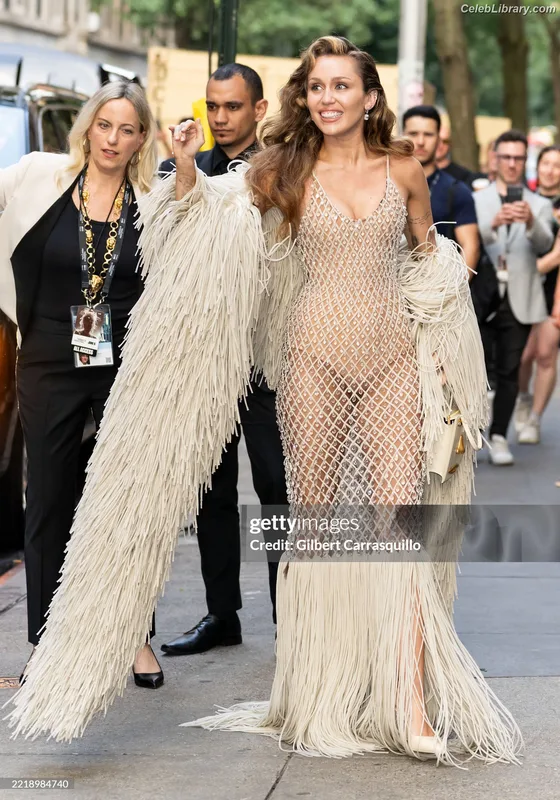 Miley Cyrus photo 2 of 2351
