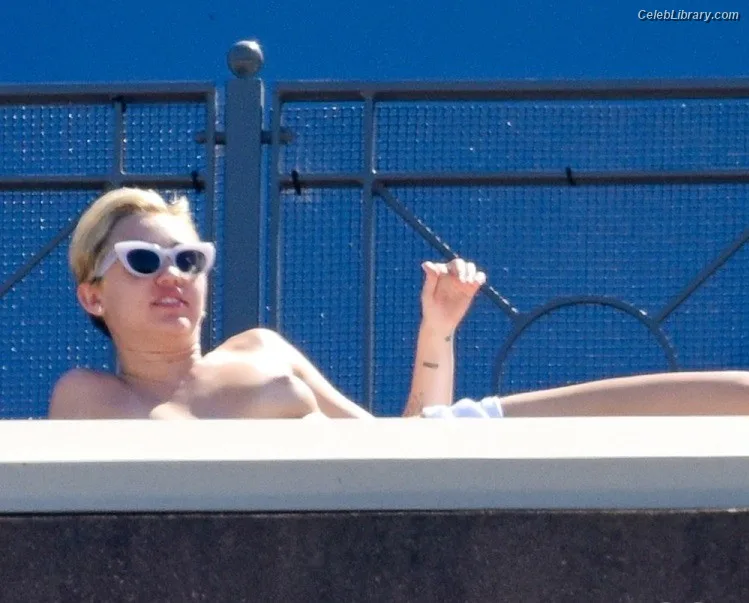 Miley Cyrus photo 4 of 2351