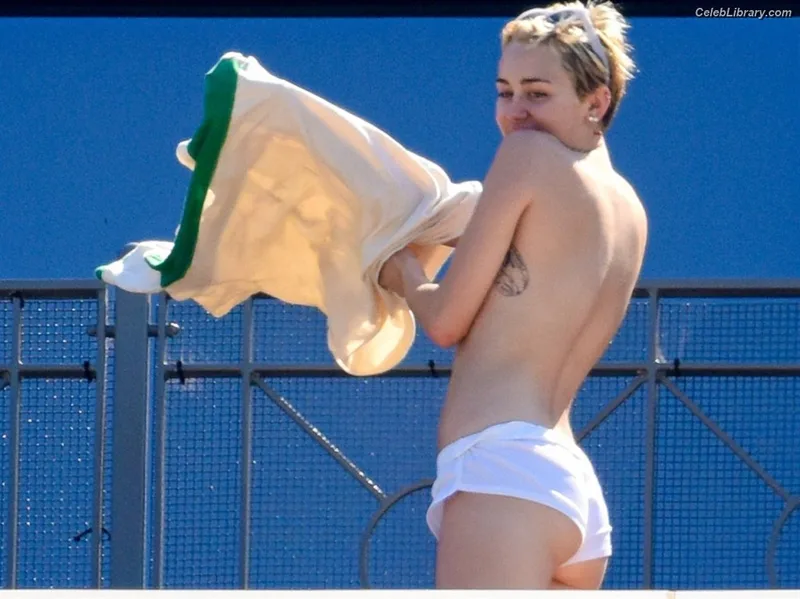 Miley Cyrus photo 5 of 2351