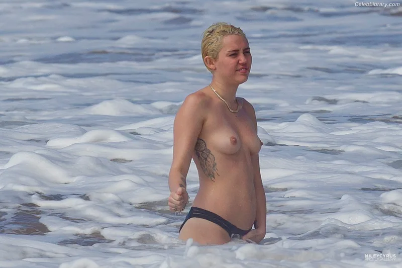 Miley Cyrus photo 20 of 2351