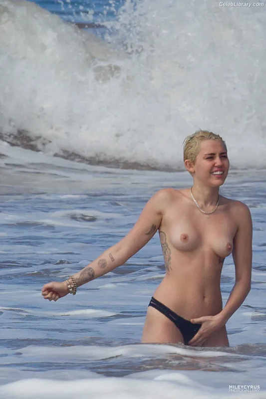 Miley Cyrus photo 21 of 2351