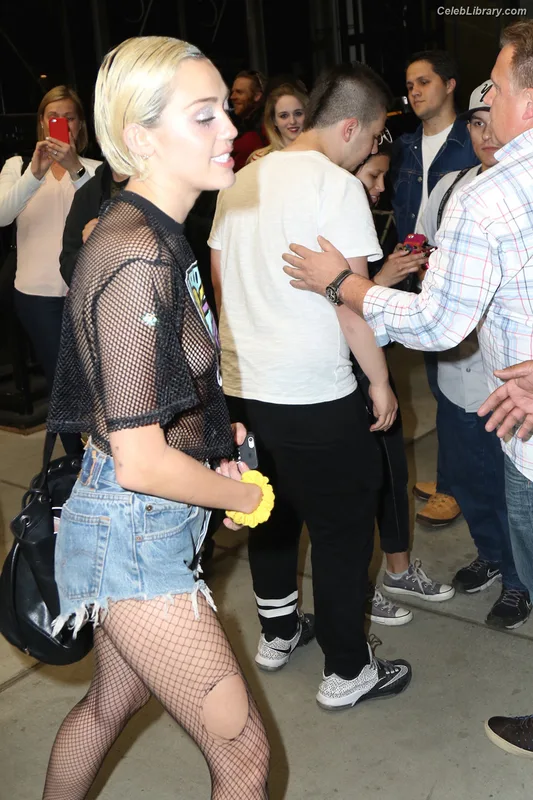 Miley Cyrus photo 12 of 2351