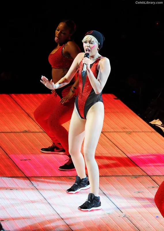 Miley Cyrus photo 18 of 2351