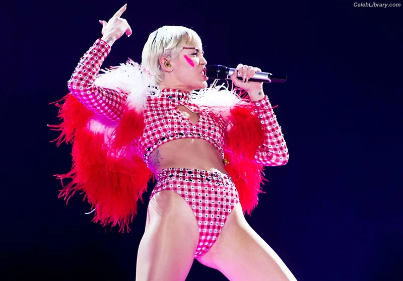 Miley Cyrus photo 22 of 2351