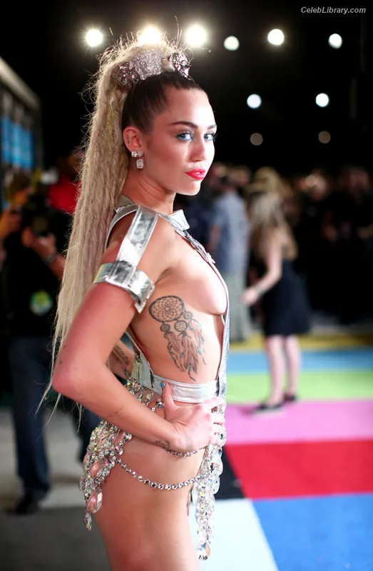 Miley Cyrus photo 17 of 2351