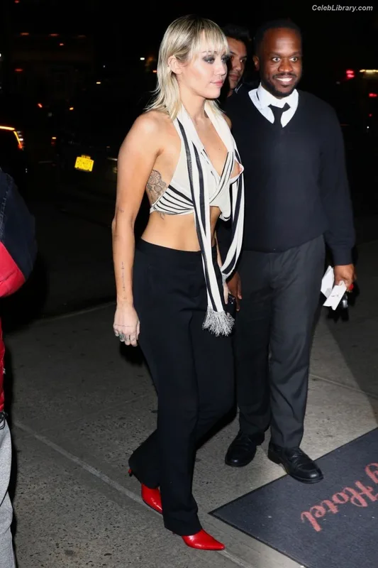 Miley Cyrus photo 2 of 2351