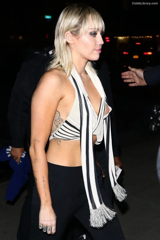 Miley Cyrus photo 4 of 2351