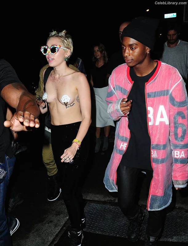 Miley Cyrus photo 6 of 2351