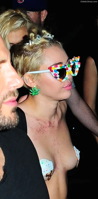 Miley Cyrus photo 7 of 2351