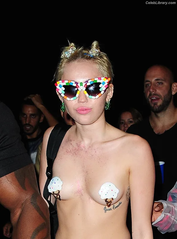 Miley Cyrus photo 9 of 2351