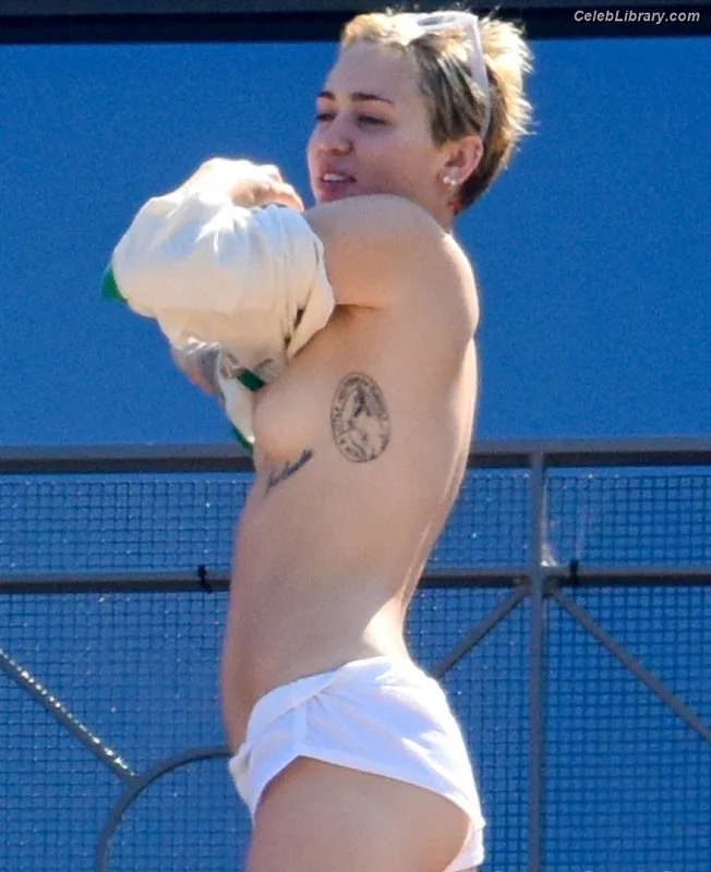 Miley Cyrus photo 13 of 2351
