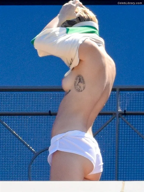 Miley Cyrus photo 14 of 2351