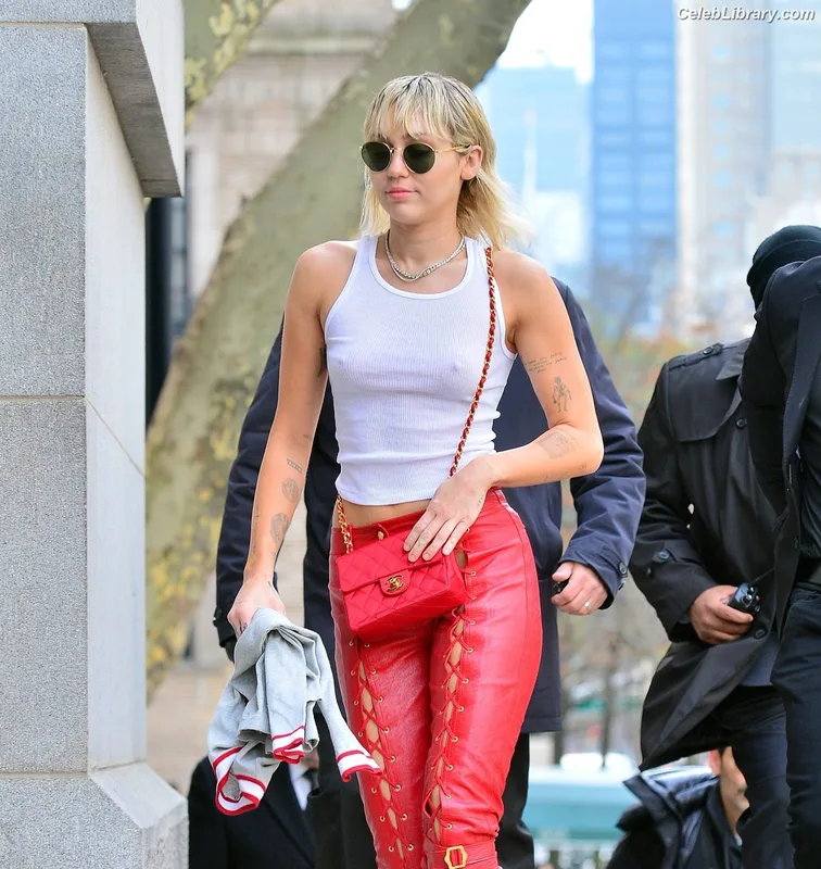 Miley Cyrus photo 7 of 2351