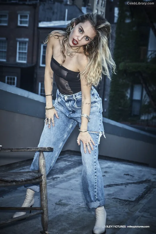 Miley Cyrus photo 3 of 2351