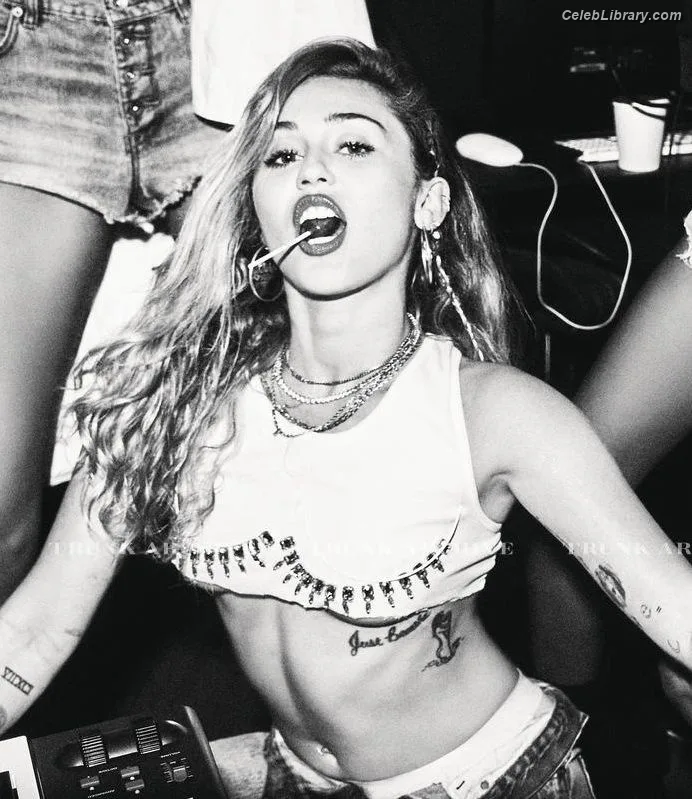 Miley Cyrus photo 4 of 2351