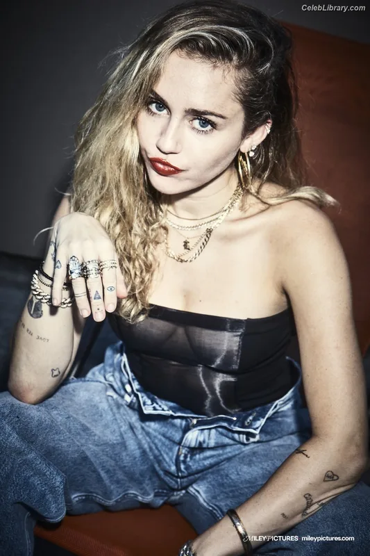 Miley Cyrus photo 6 of 2351