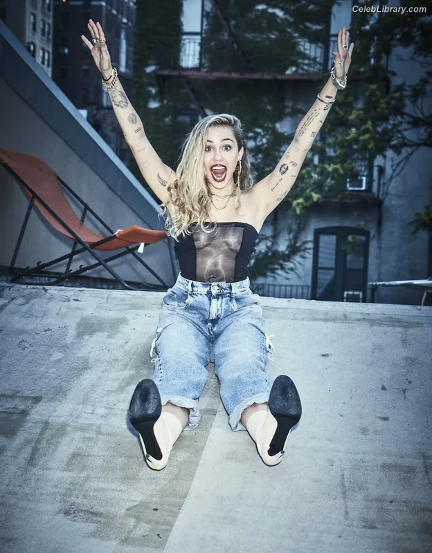 Miley Cyrus photo 14 of 2351
