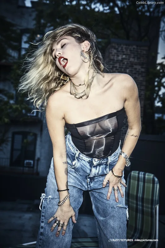 Miley Cyrus photo 16 of 2351