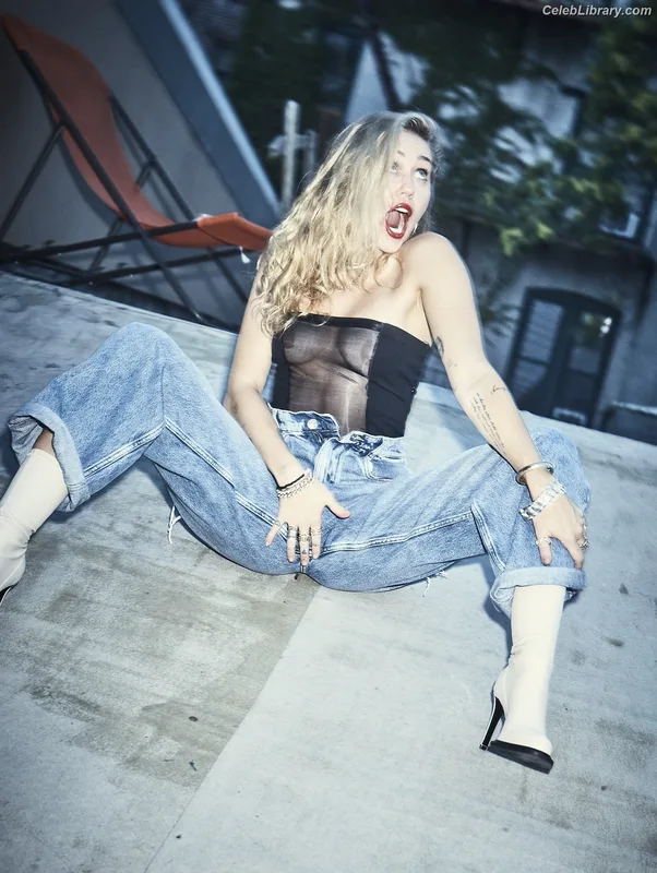 Miley Cyrus photo 20 of 2351