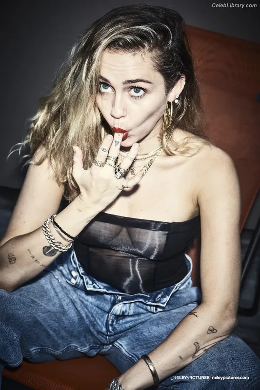Miley Cyrus photo 12 of 2351