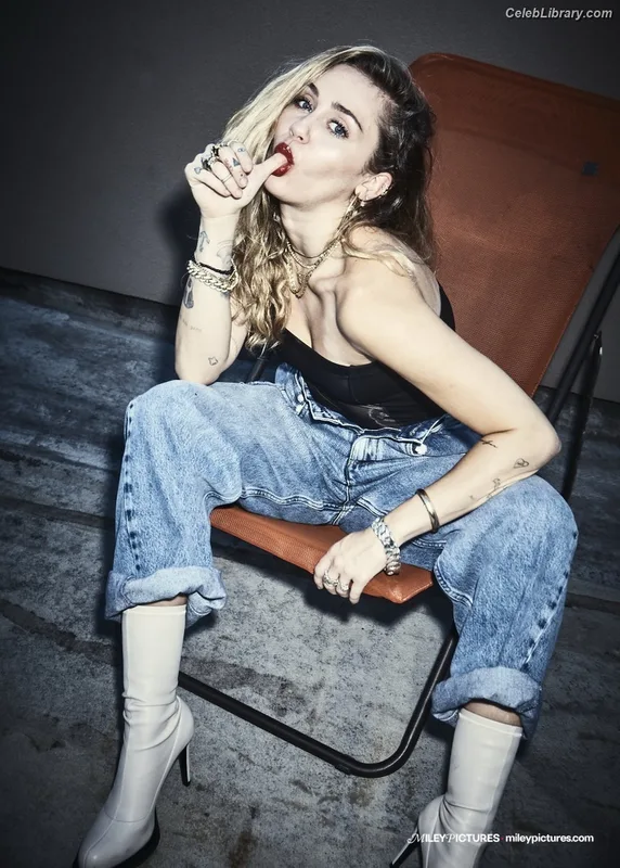 Miley Cyrus photo 16 of 2351