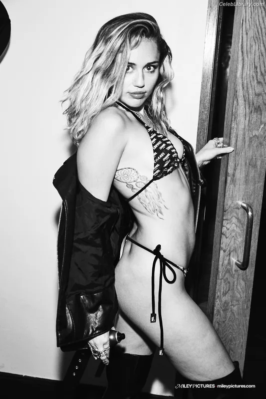 Miley Cyrus photo 17 of 2351