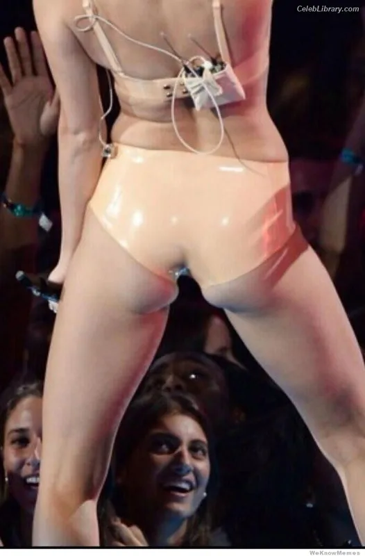 Miley Cyrus photo 23 of 2351