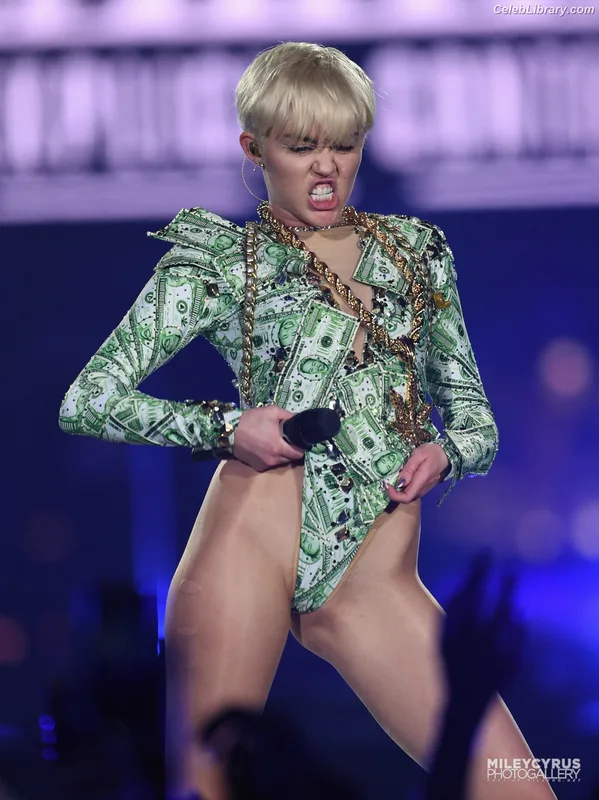 Miley Cyrus photo 4 of 2351