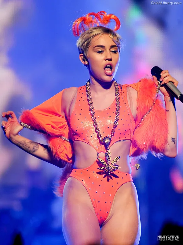 Miley Cyrus photo 5 of 2351