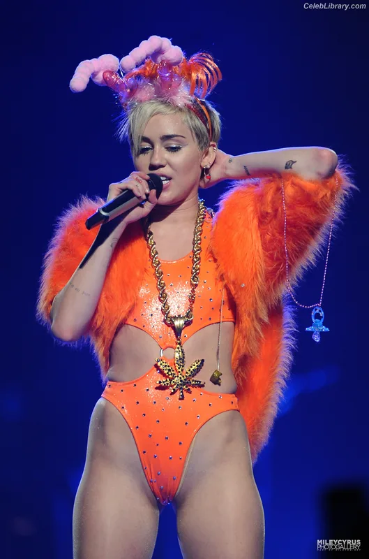 Miley Cyrus photo 6 of 2351