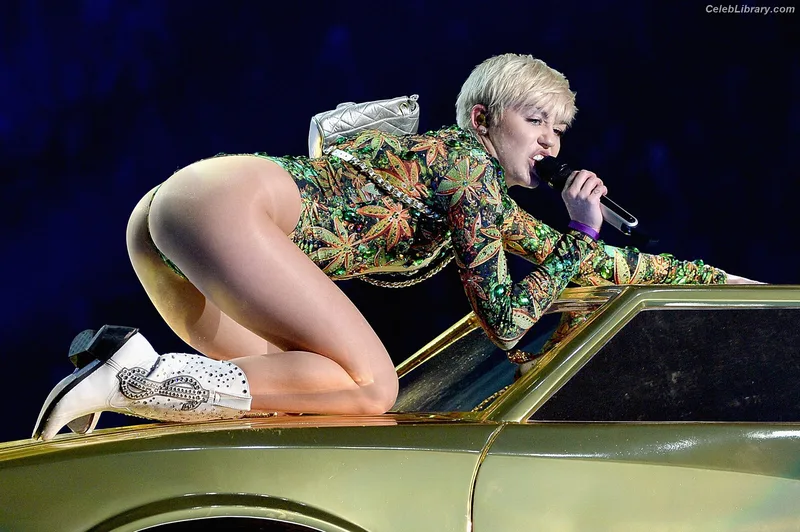 Miley Cyrus photo 7 of 2351